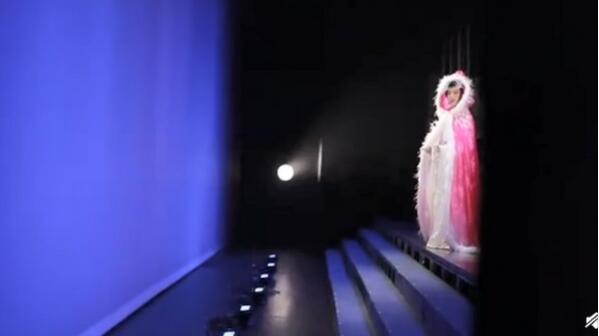 李玉刚退场时摔倒是怎么回事？终于真相了，原来是这样！