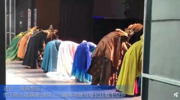 李玉刚退场时摔倒是怎么回事？终于真相了，原来是这样！