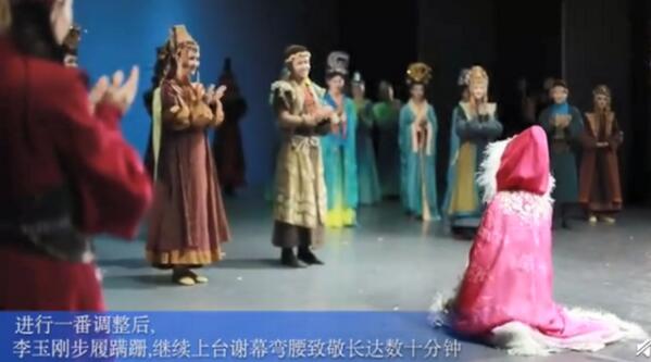 心疼!李玉刚退场时摔倒被扶起后坚持谢幕 网友:注意安全啊