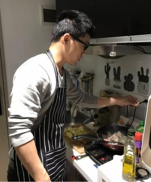 我酸了！25岁博士奶爸火了，上得了实验室下得了厨房