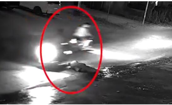 令人发指!老人惨遭三车连撞 三次碰撞司机均逃逸竟无人出手救人