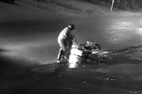 令人发指!老人惨遭三车连撞 三次碰撞司机均逃逸竟无人出手救人