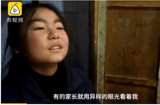 背后故事心酸！14岁姐姐开家长会 父亲去世母亲改嫁，姐弟俩扶持长大