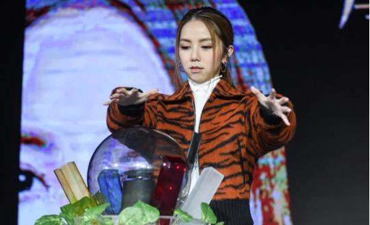 渣男还是迫不得已?邓紫棋泪崩忆旧爱是怎么回事?旧爱是谁?