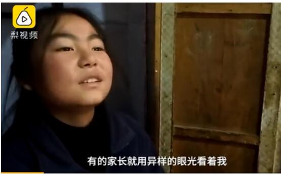 爸爸去世妈妈改嫁,14岁姐姐给8岁弟弟开家长会:受到家长异样眼光