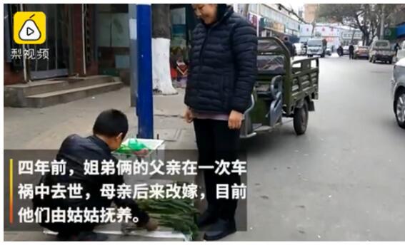 爸爸去世妈妈改嫁,14岁姐姐给8岁弟弟开家长会:受到家长异样眼光