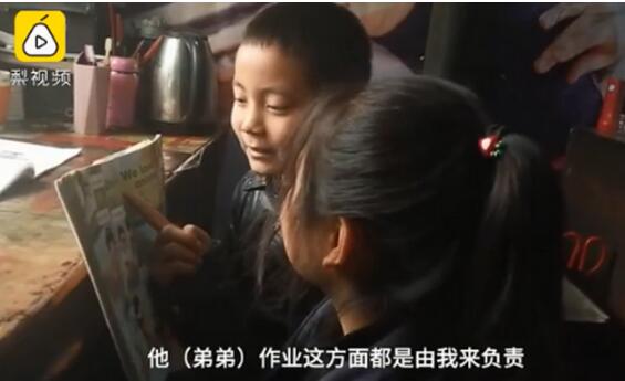 爸爸去世妈妈改嫁,14岁姐姐给8岁弟弟开家长会:受到家长异样眼光