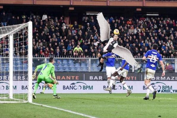 献上膝盖！C罗飞起来了，2.56米高空神球让网友脑洞大开