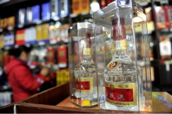 干了这杯友谊的酒?五粮液今年收入破千亿,茅台致信祝贺