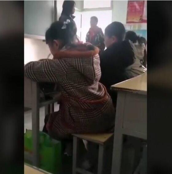 令人气愤！教师连抽学生耳光是怎么回事？终于真相了，原来是这样！
