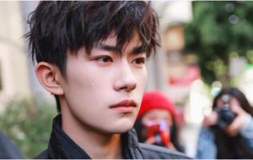 抄袭弟弟？易烊千玺疑似抄袭 摄影师的锅为什么要千玺买单