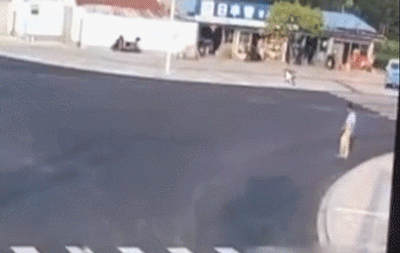 电视剧都不敢这么写！夫妻先后横穿同一条马路被撞飞