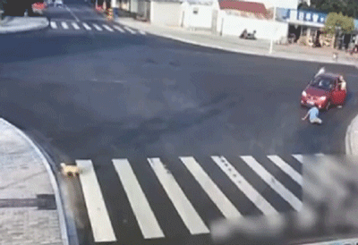 电视剧都不敢这么写！夫妻先后横穿同一条马路被撞飞