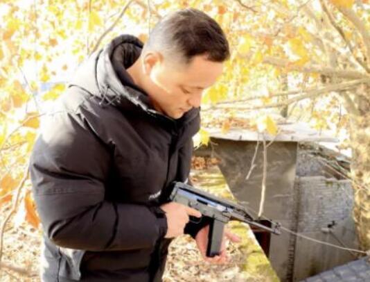 令人揪心！上饶疯公牛伤人不时袭击路人 民警果断击毙疯牛