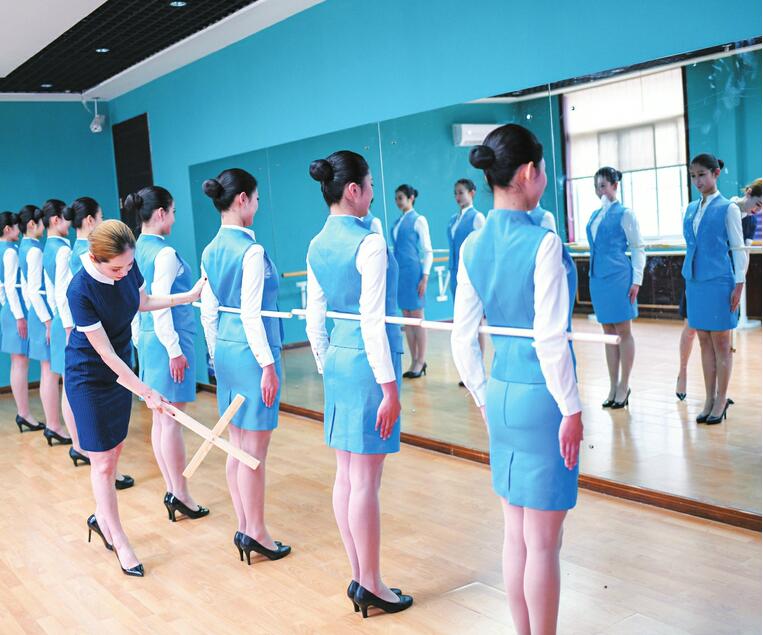 00后备战艺考 追逐蓝天梦