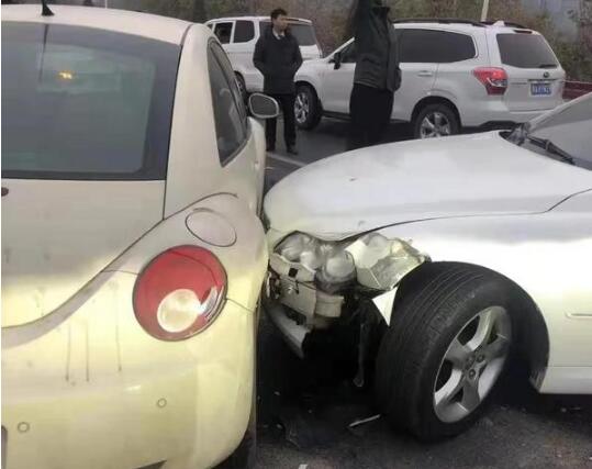 中州大道多车相撞事故原因是什么?所幸并未造成人员伤亡