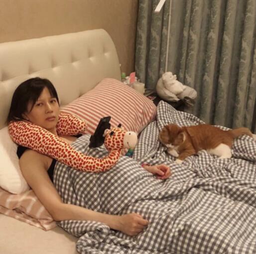 表情逗趣！papi酱孕肚照曝光 这个表情是亮点