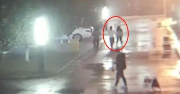 令人气愤!男子当街抱摔女孩叫嚣“你报警好了”!视频曝光详情