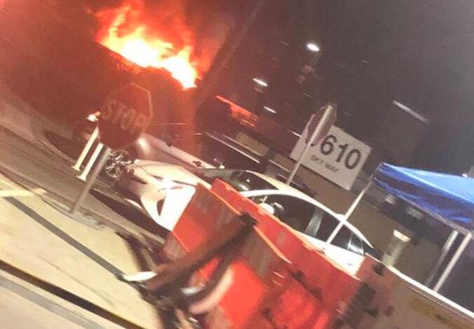 [现场直击]洛杉矶机场起火具体详情情况如何？附近三辆车被烧毁