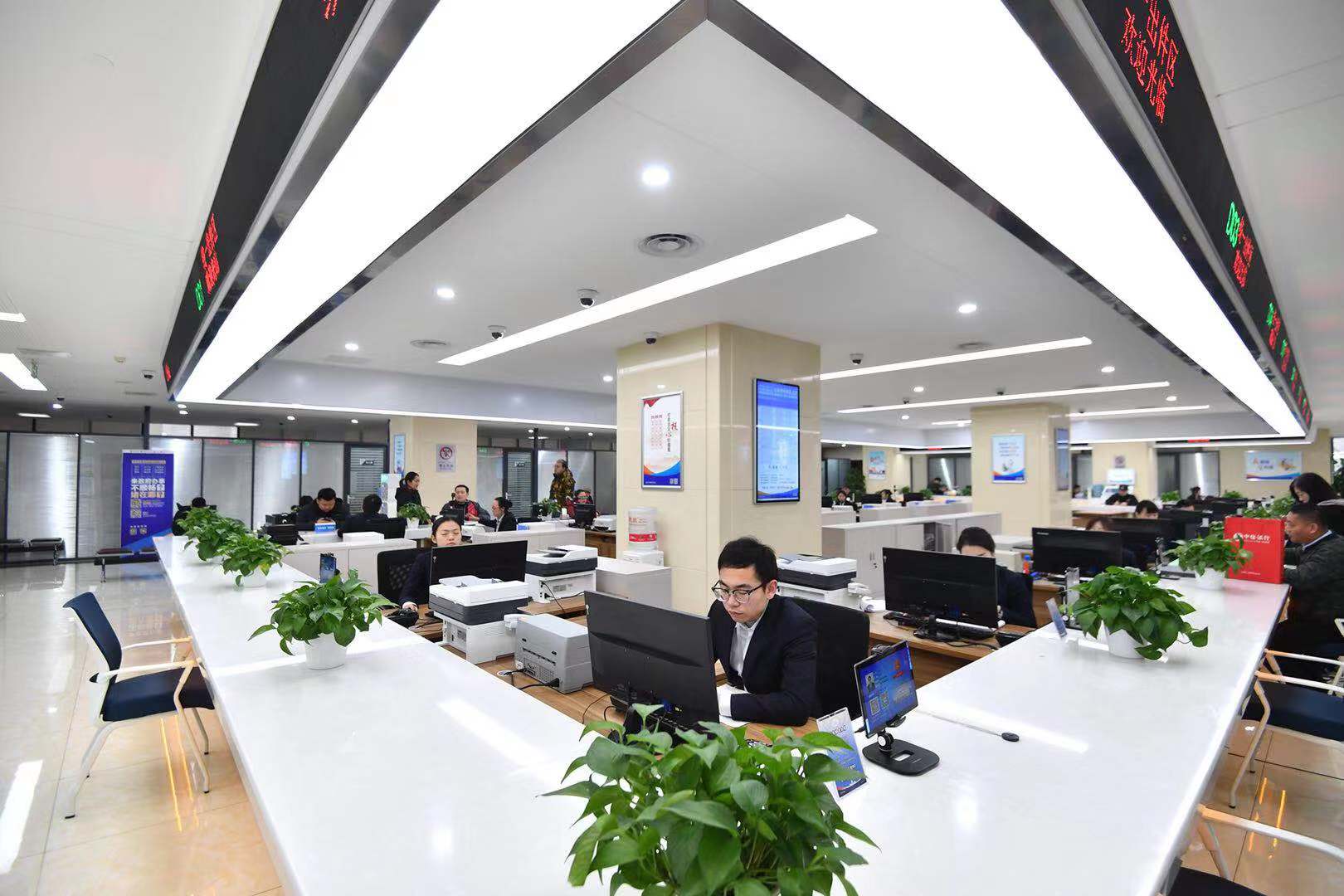 社区治理、流程再造、“两个中心”建设、新旧动能转换……一系列改革“组合拳”绘就泉城发展新蓝图