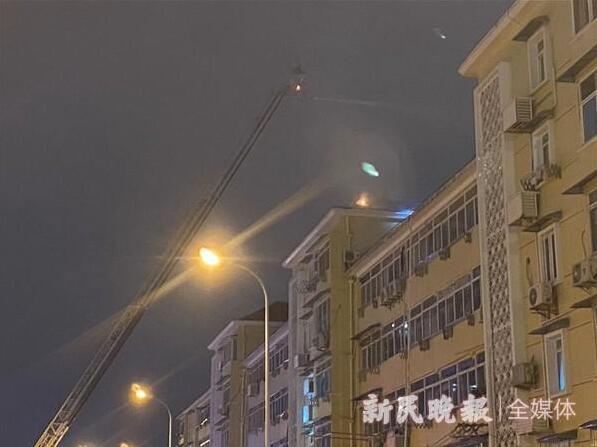 突发!上海大统路一小区昨晚突发大火,现场无人员伤亡消息