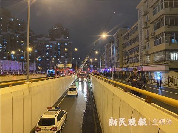 突发！上海大统路一小区昨晚突发大火，现场无人员伤亡消息