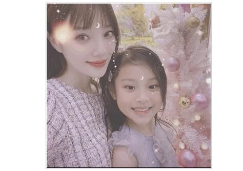 vlog母女档！李小璐晒照庆圣诞 甜馨长得好像缩小版的李小璐