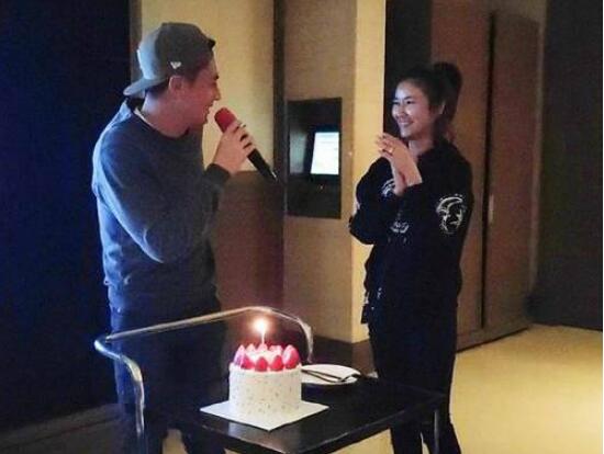 一脸甜蜜！林心如为老公庆生 相觑一笑难掩幸福滋味