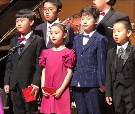 李小璐和女儿亲密合影庆祝圣诞，这一点却遭到网友吐槽