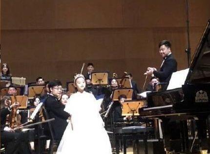 李小璐和女儿亲密合影庆祝圣诞，这一点却遭到网友吐槽