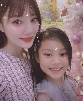 李小璐和女儿亲密合影庆祝圣诞，这一点却遭到网友吐槽