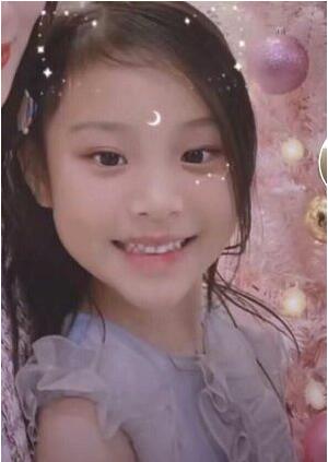 李小璐和女儿亲密合影庆祝圣诞，这一点却遭到网友吐槽