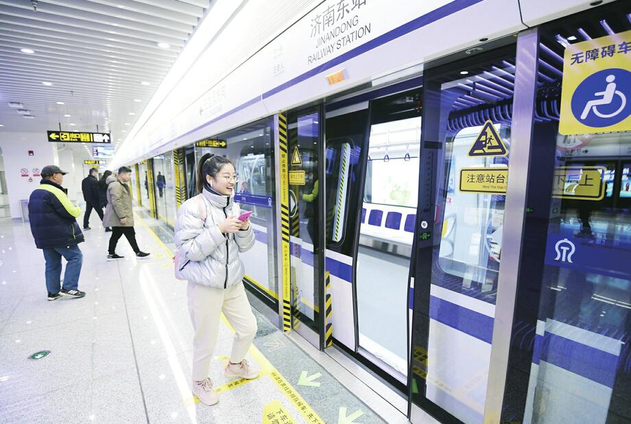 畅享新生活 感受新速度 济南市民争相体验轨道交通3号线首班地铁