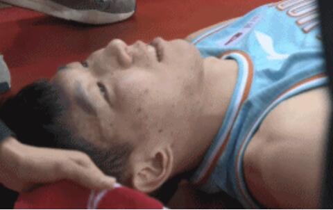 令人揪心!周琦受伤怎么回事?飞身封盖时重重摔倒在地