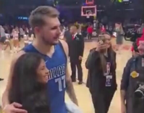 看个球也有集锦！科比给女儿拍照，网友脑洞大开调侃湖人名宿