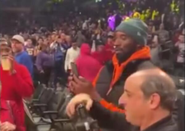 看个球也有集锦！科比给女儿拍照，网友脑洞大开调侃湖人名宿