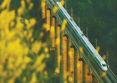 3.5万公里 中国高铁强劲奔跑