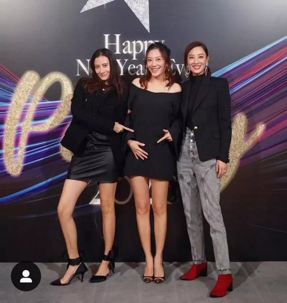 实名羡慕！应采儿怀二胎后与姐妹聚会 肚子凸起双腿依旧纤细