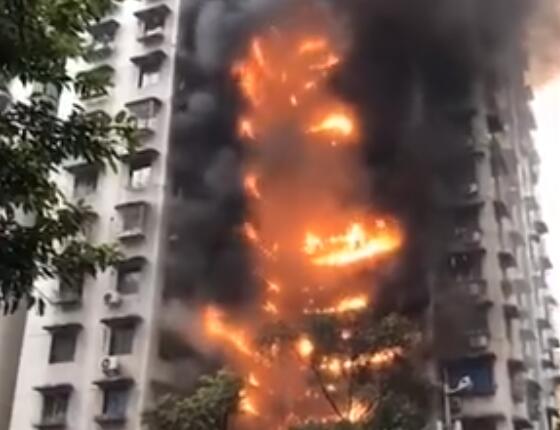 重庆一30层居民楼立体燃烧起火 经排查无人员伤亡