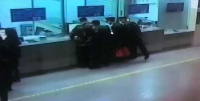 跨年夜，4名海警战士整齐列队向售票员敬军礼！