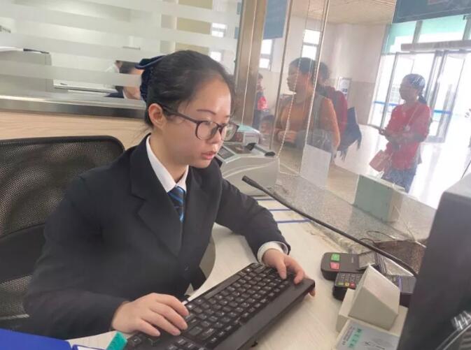 跨年夜，4名海警战士整齐列队向售票员敬军礼！