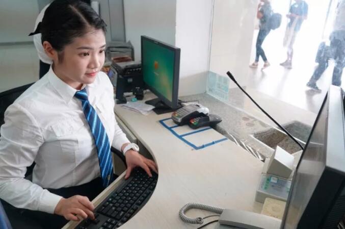 跨年夜，4名海警战士整齐列队向售票员敬军礼！