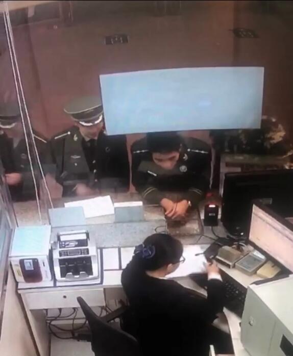 跨年夜，4名海警战士整齐列队向售票员敬军礼！