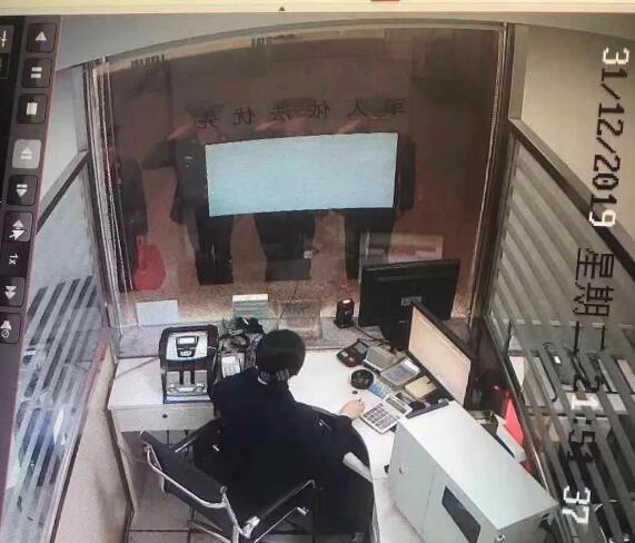 跨年夜，4名海警战士整齐列队向售票员敬军礼！