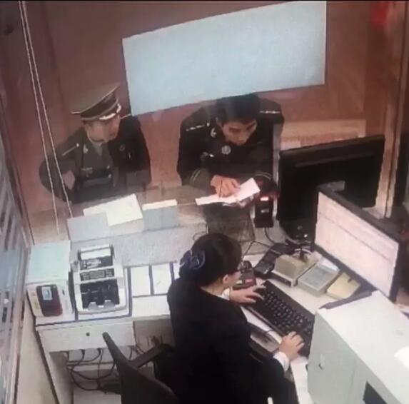 跨年夜，4名海警战士整齐列队向售票员敬军礼！