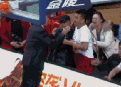上手推搡!江苏主帅球迷冲突 球迷一直手指着贝帅不断进行语言攻击