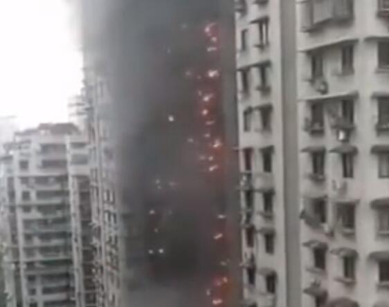 重庆居民楼起火初查系居民房阳台起火 引燃外墙保温层