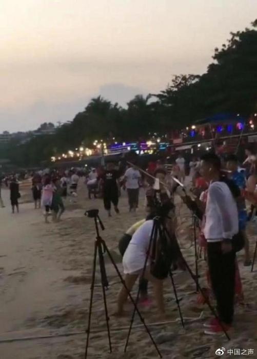 网络主播扎堆海滩强行跟拍骚扰游客 三亚:重点整治