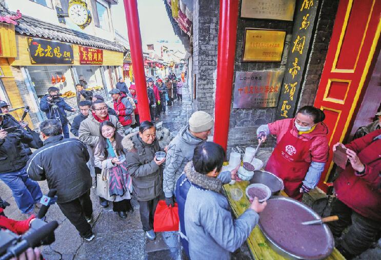 腊八粥香沁泉城 市民排队免费领
