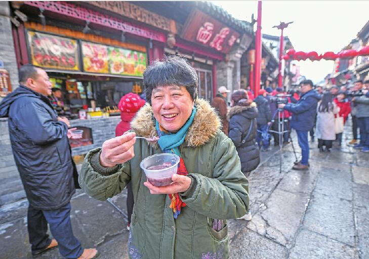 腊八粥香沁泉城 市民排队免费领